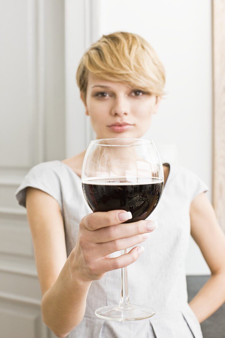 Junge Frau mit einem Glas Rotwein