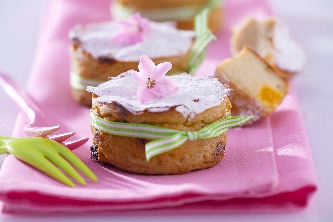 Iced Easter muffins with flowers and bows