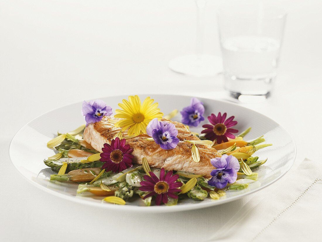 Salmon fillet with asparagus and flowers