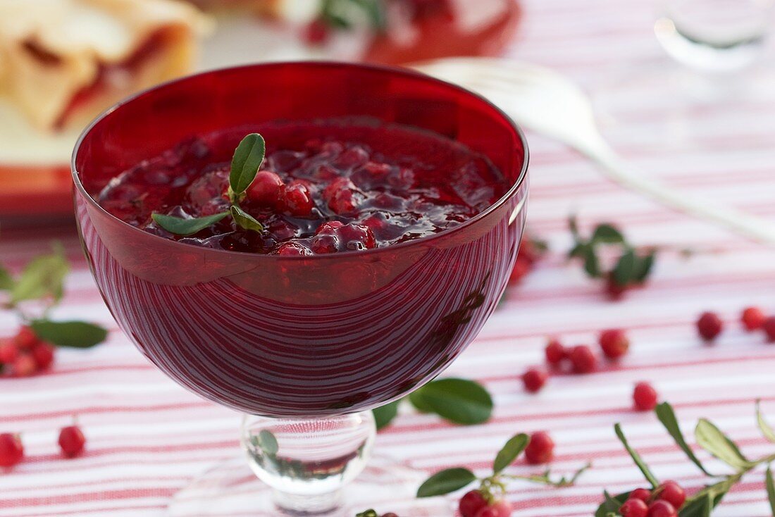 Preiselbeermarmelade im Glasschälchen