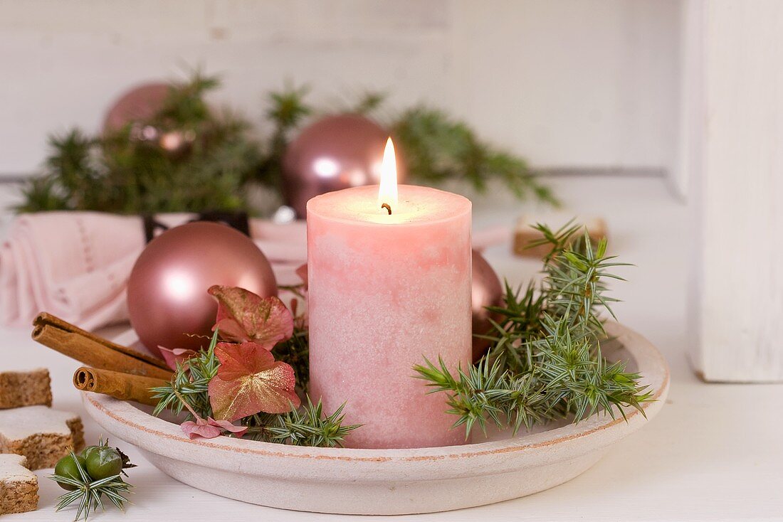 Teller mit Kerze, Wacholder, Weihnachtskugeln und Hortensienblüten