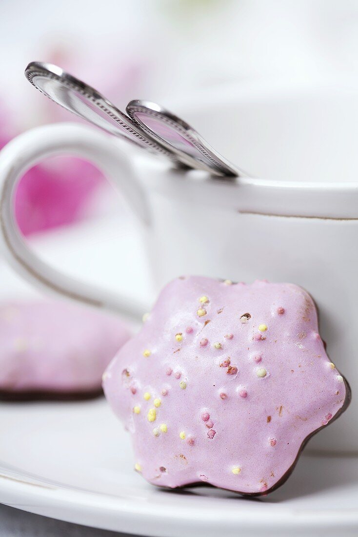 Lebkuchen mit rosa Zuckerglasur und Zuckerstreusel