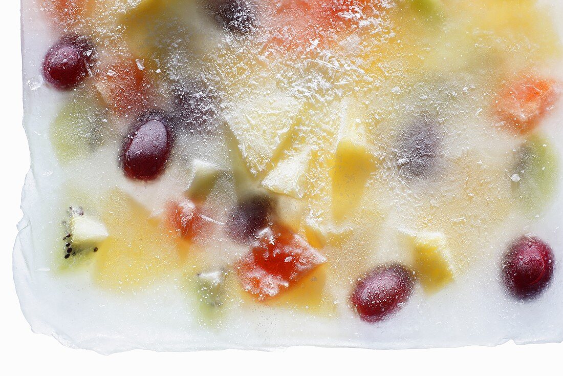 In einem Eisblock gefrorener Obstsalat