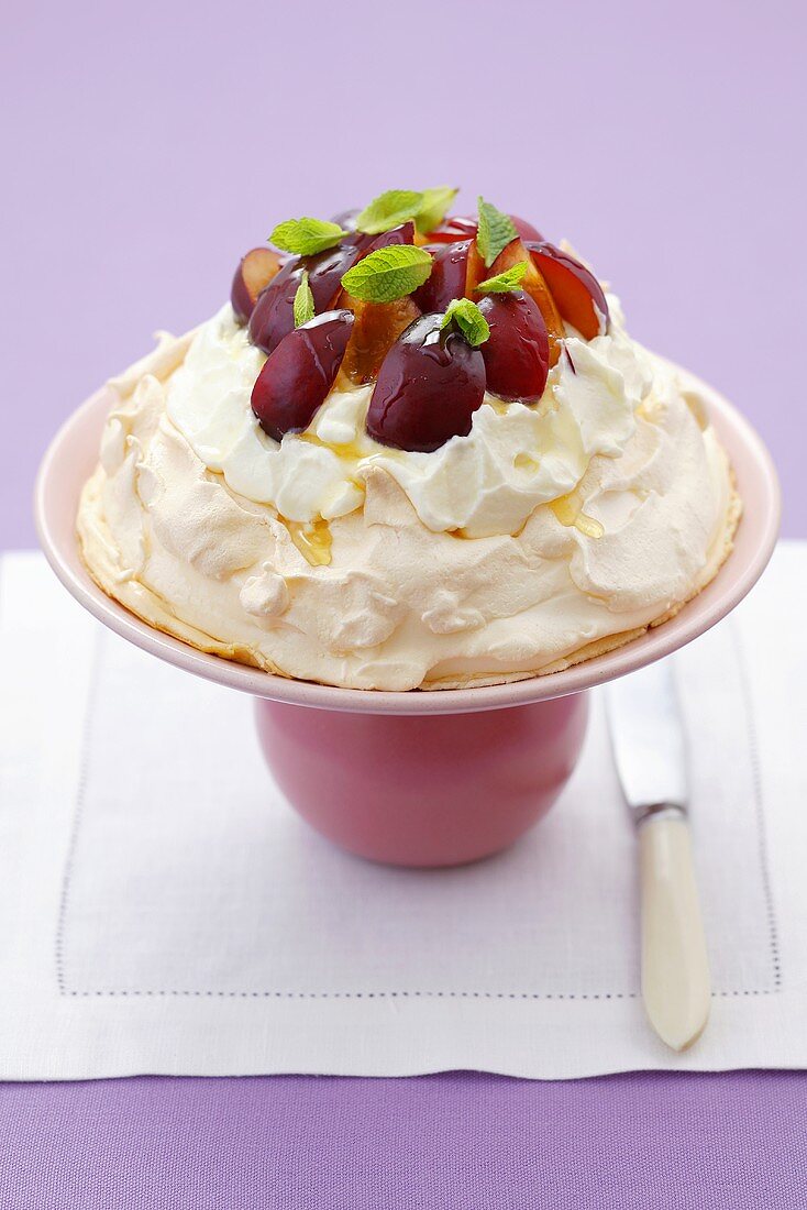 Meringue mit Schagsahne, Zwetschgen, Honig und Minze