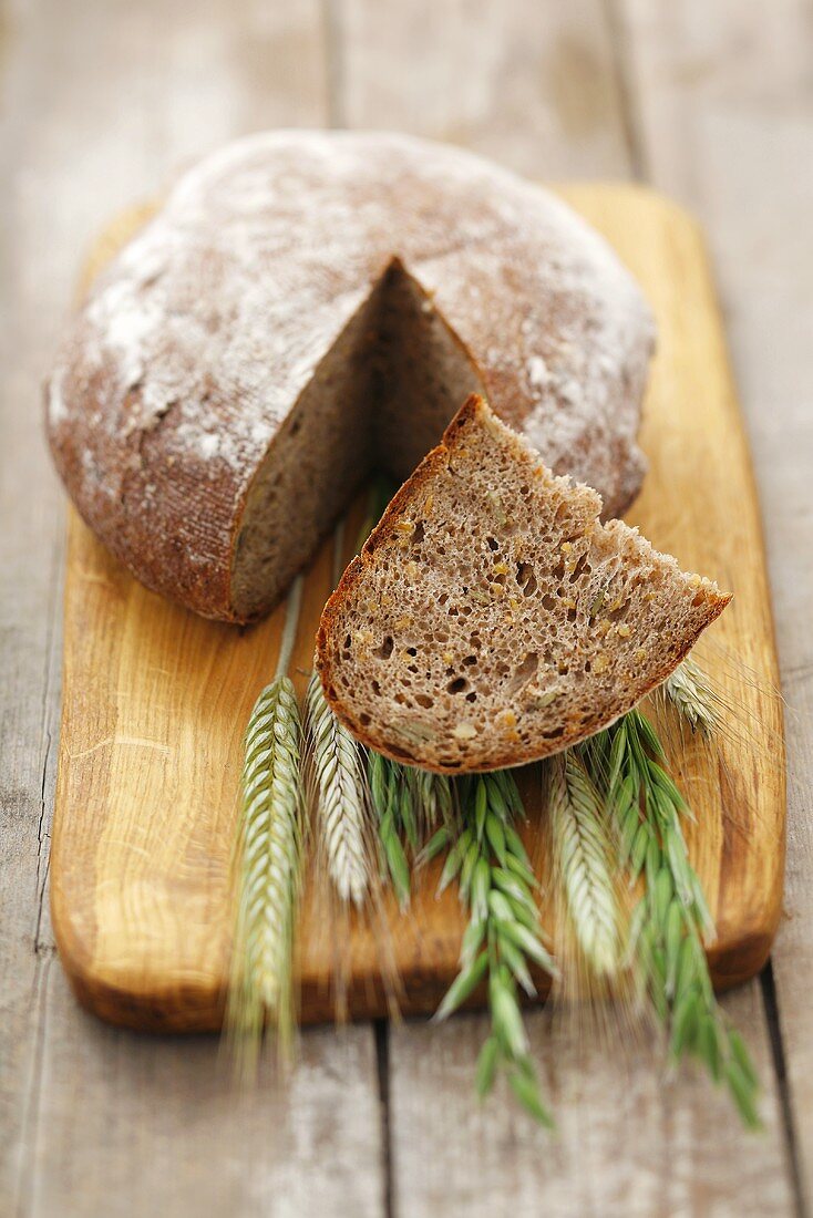 Vollkornbrot mit Kleie, Kürbis- und Sonnenblumenkernen