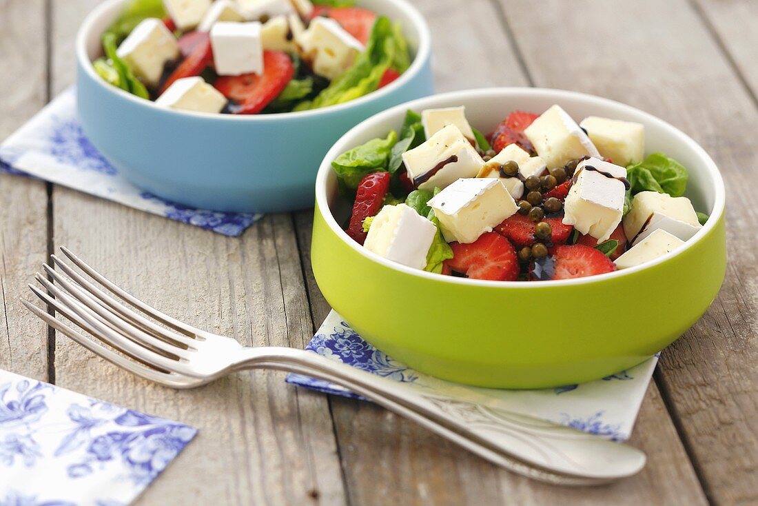 Blattsalat mit Erdbeeren, Brie, grünem Pfeffer und Balsamico