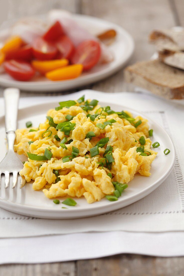 Rührei mit Frühlingszwiebeln, Tomaten und Brot