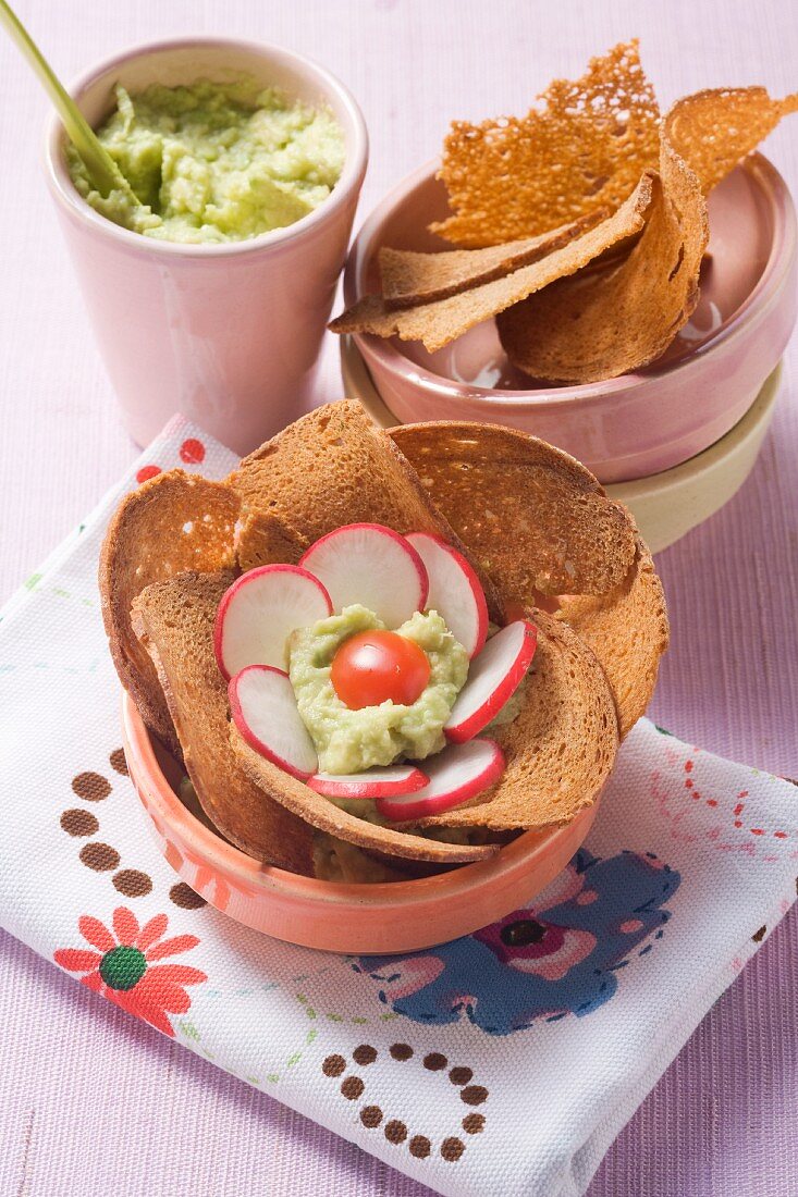 Bread chips with avocado