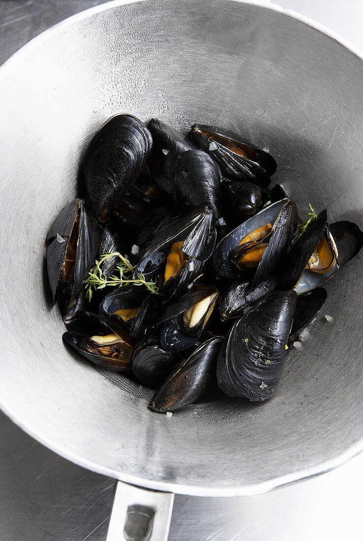 Mussels with thyme and garlic