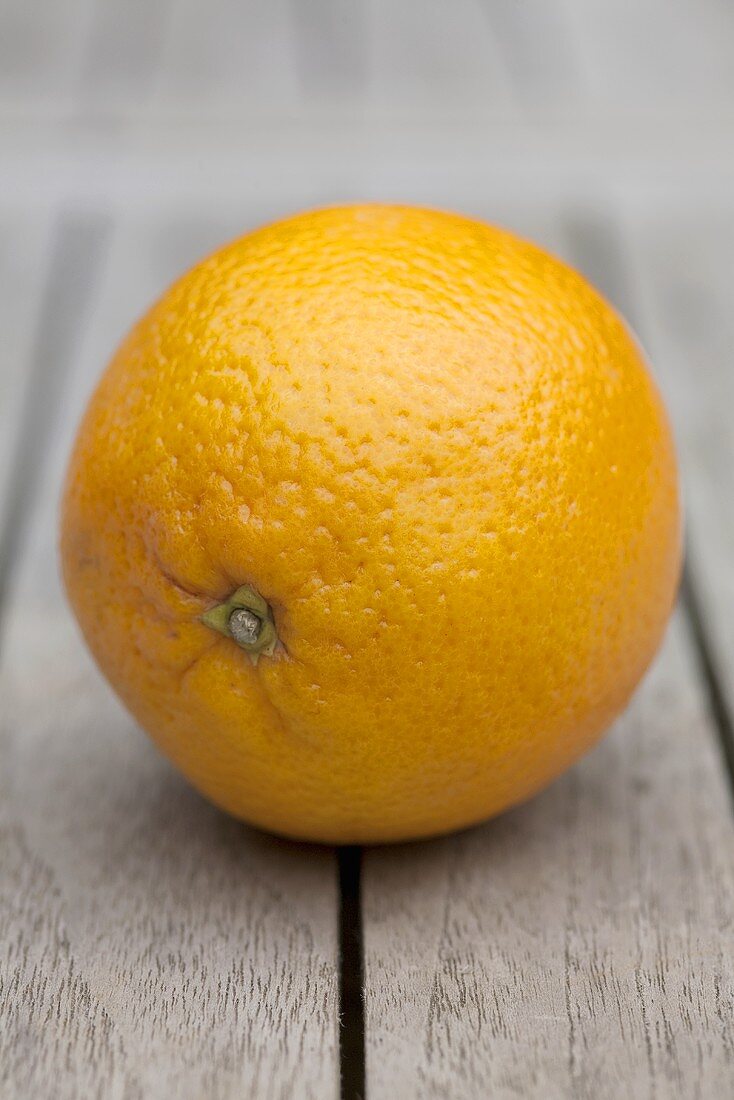 Eine Orange auf Holztisch