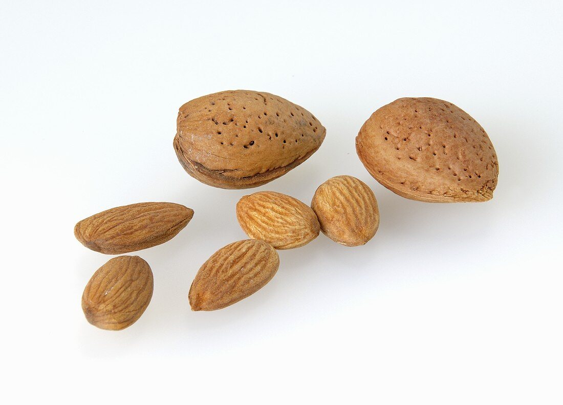 Almonds, shelled and unshelled