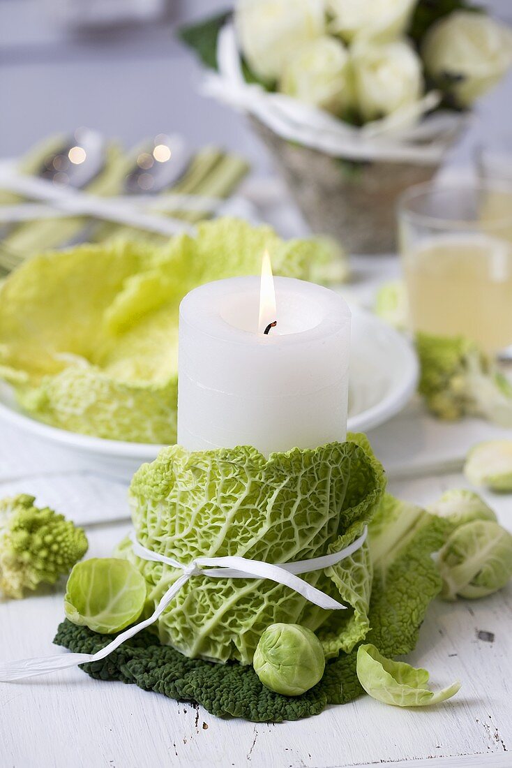 Winterliche Tischdeko mit Kerze, Wirsing und Rosenkohl