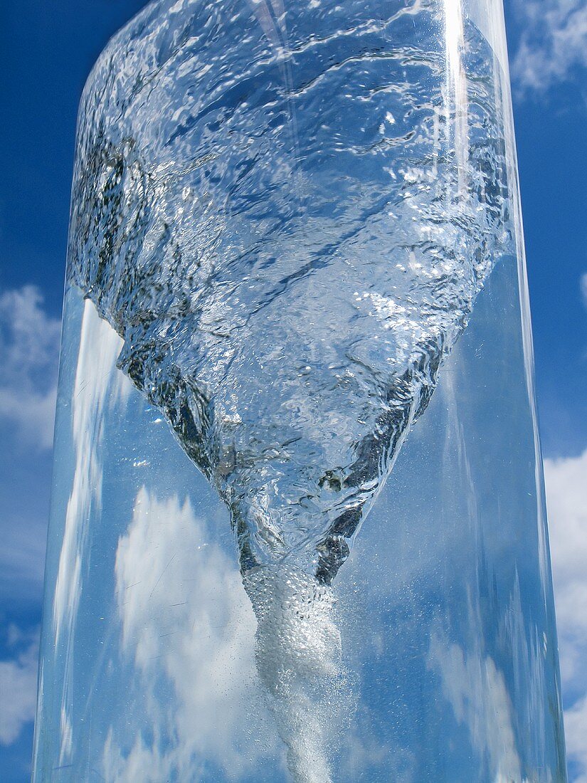 Wassersäule vor Himmel