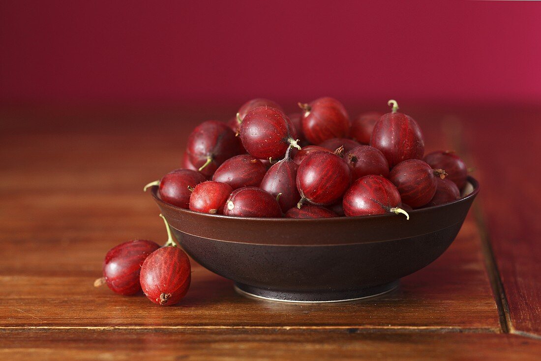 Red gooseberries in bowl