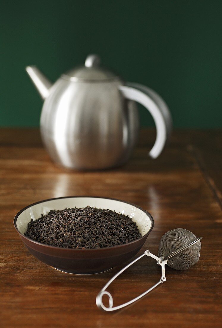 Black tea (dry), tea infuser and teapot