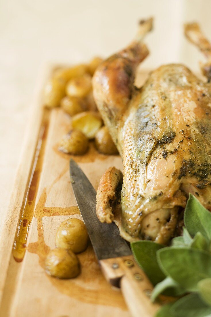 Gefülltes Hähnchen mit Kartoffeln auf Backblech