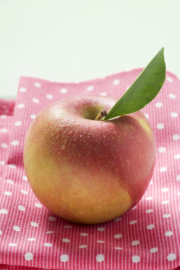 Ein Apfel mit Blatt