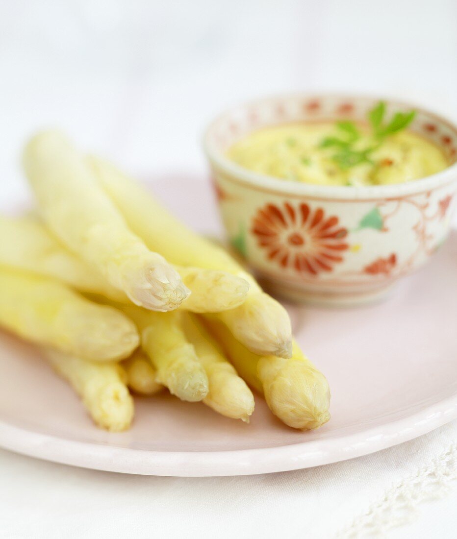 White asparagus with mayonnaise