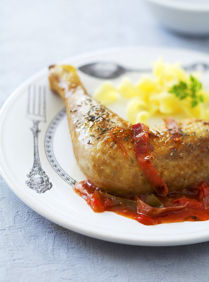 Hähnchenkeule mit Tomaten-Paprika-Sauce