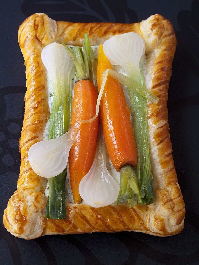 Blätterteigtarte mit Frühlingsgemüse