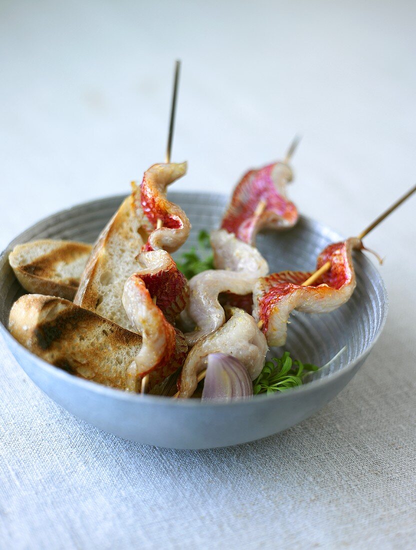 Red mullet skewers with grilled bread