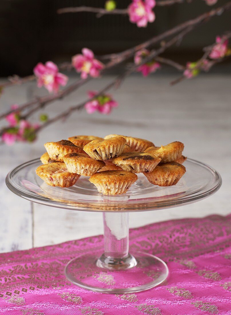 Minimuffins mit Chocolatechips auf Kuchenständer