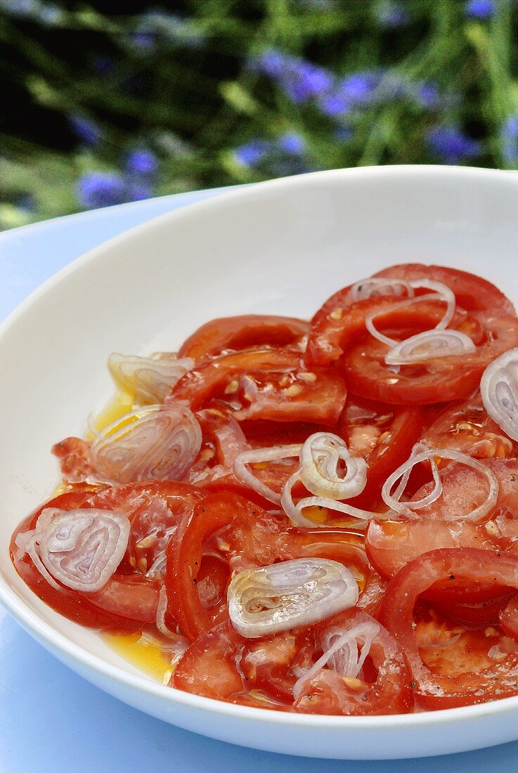 Tomatensalat mit Zwiebeln