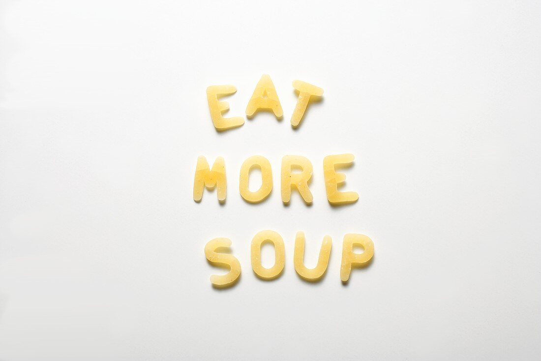 Schriftzug EAT MORE SOUP aus Buchstabennudeln