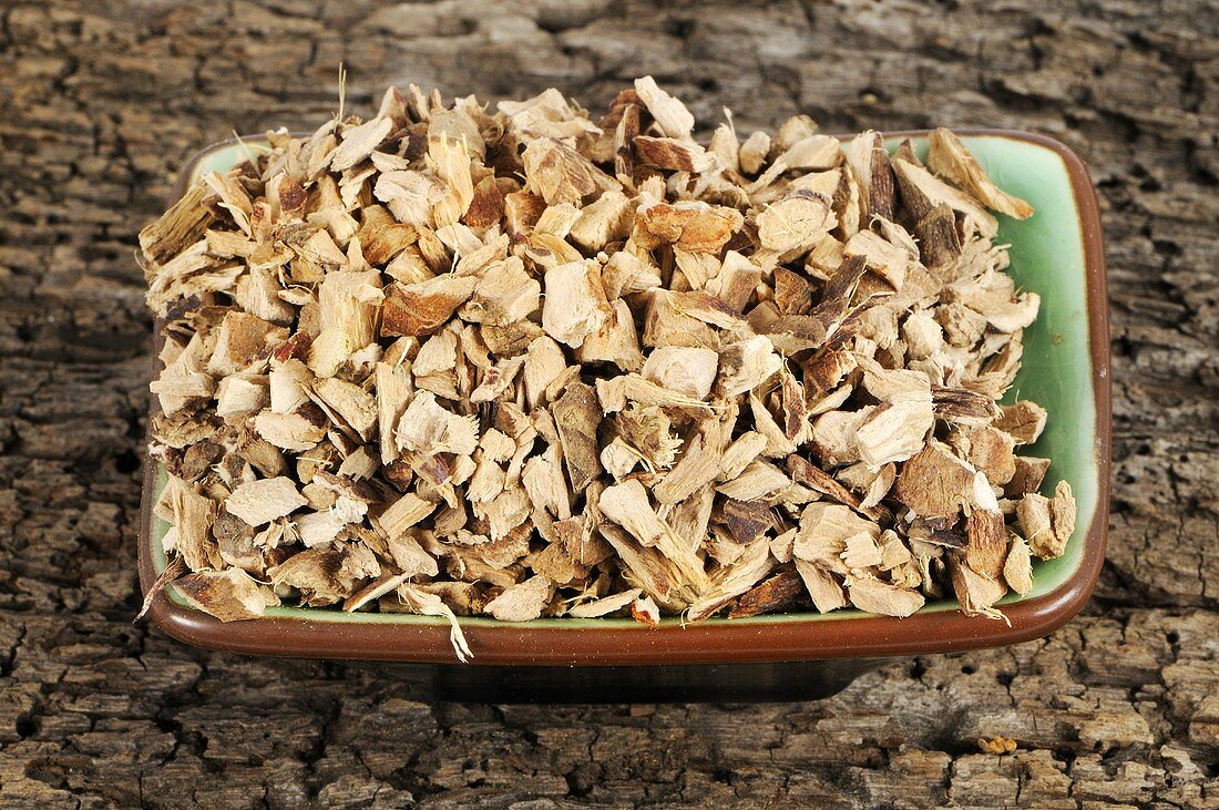 Acorus gramineus root in a small dish