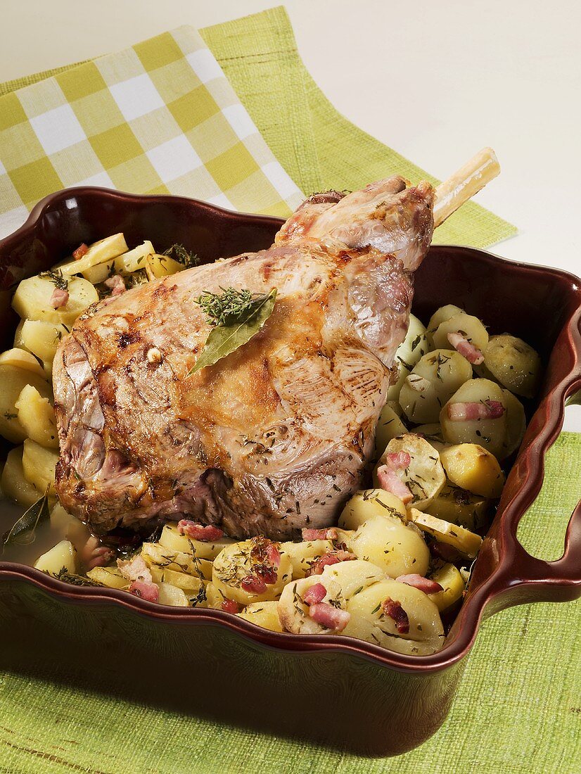 Leg of lamb with potatoes and bacon
