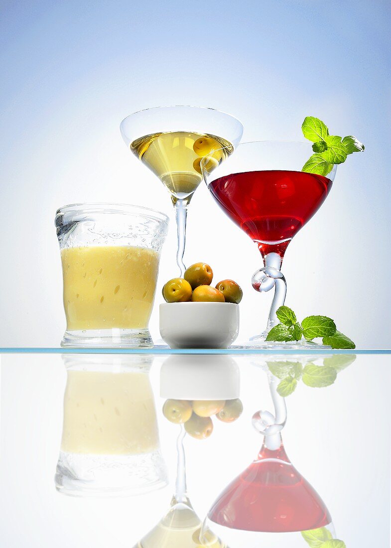 Drei verschiedene Cocktails mit Wein oder Traubensaft