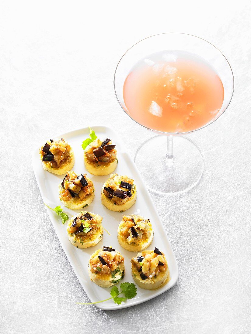 Frittata mit Auberginen, ein Glas Martini Mai Tai
