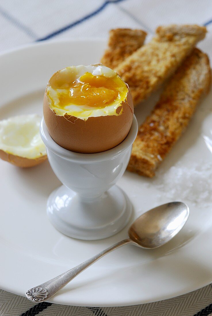 Weiches Ei mit Toaststreifen zum Frühstück