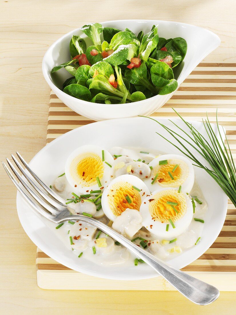 Champignonragout mit Ei und Schnittlauch, Feldsalat