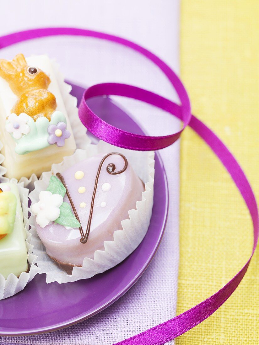 Verschiedene Petit fours für Ostern