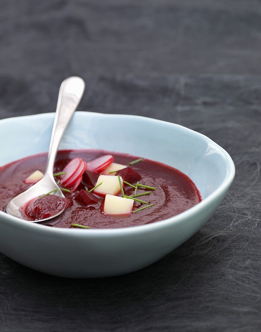 Rote-Bete-Suppe mit Kartoffeln und Radieschen