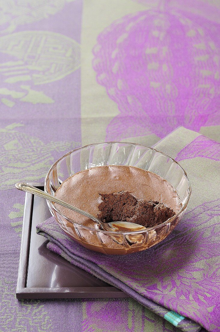 Eine Glasschale mit Mousse au chocolat