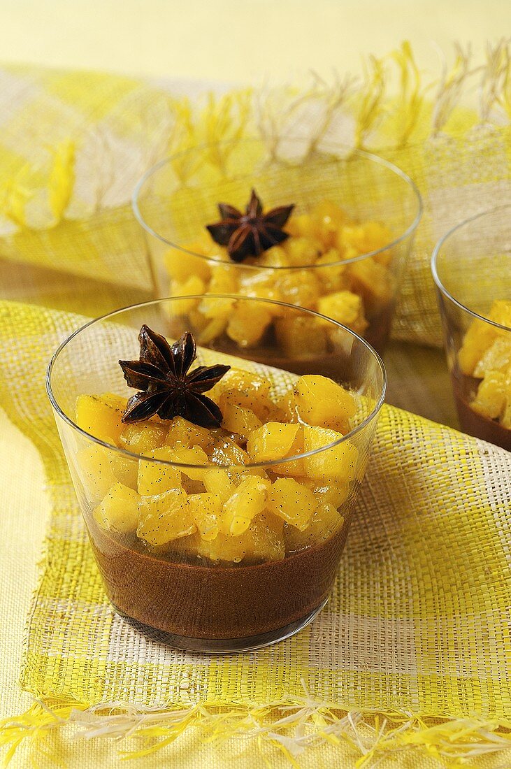 Schokoladen-Karamellmousse mit Ananas