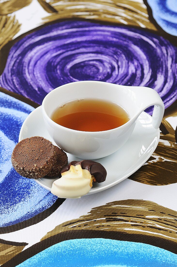 Eine Tasse Tee mit Spritzgebäck und Schoko-Talern