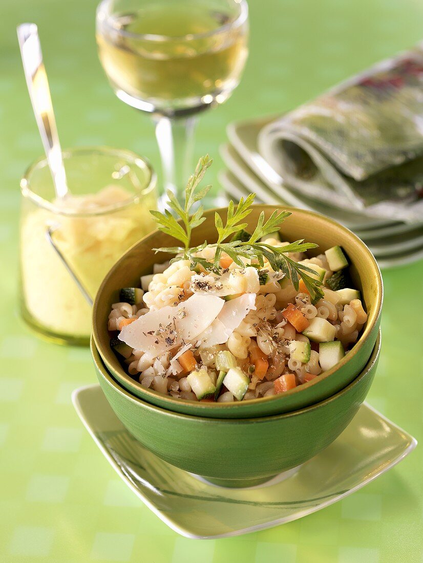 Nudelsalat mit Gemüse und Parmesan