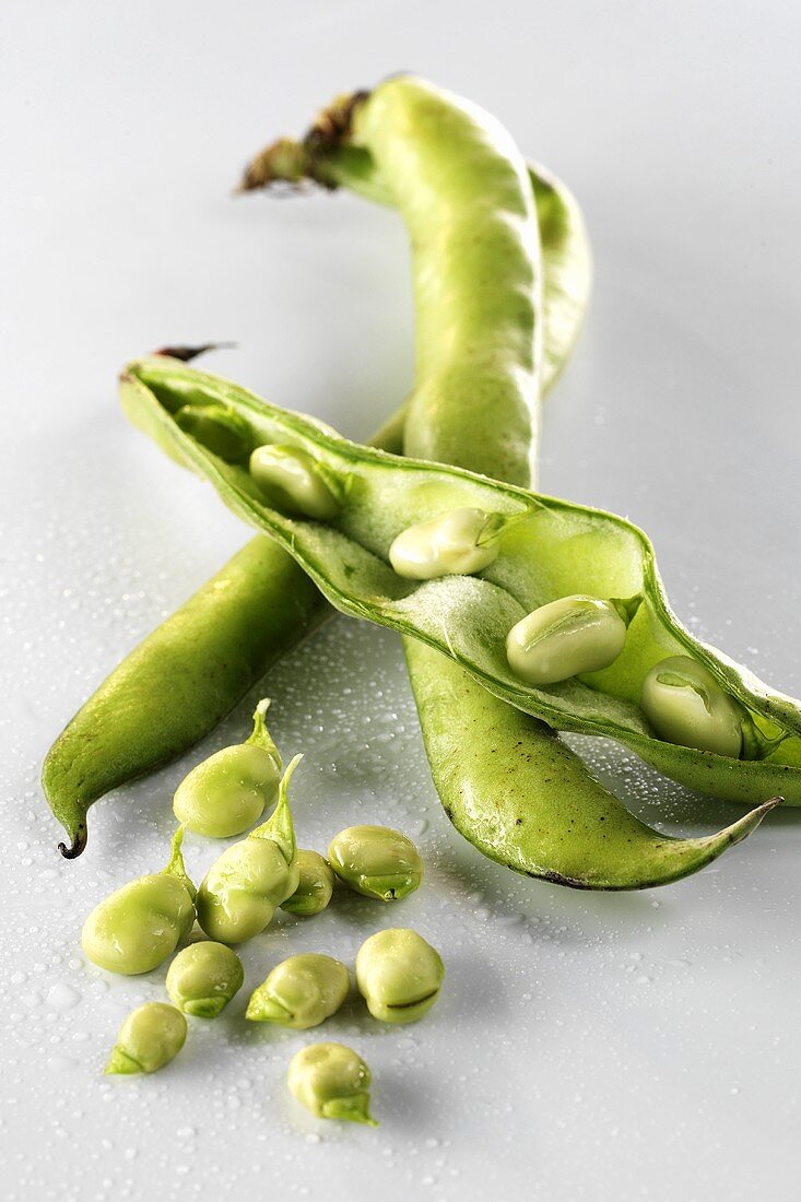 Shelled and unshelled broad beans
