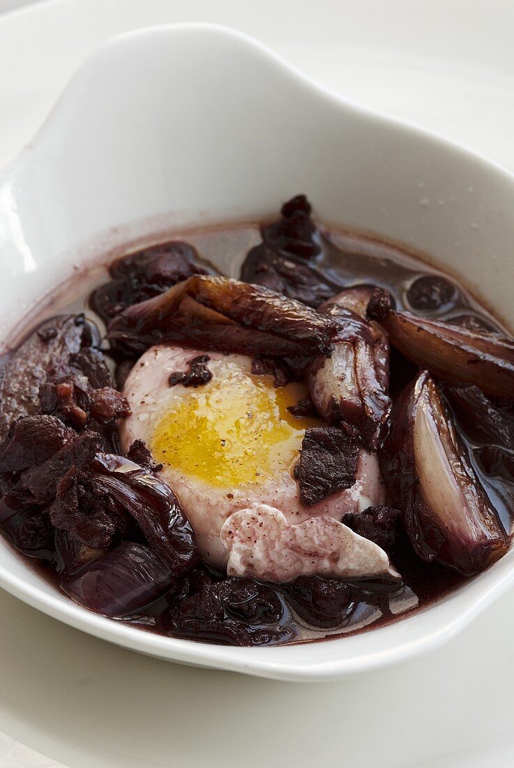 Poached egg in onion and red wine sauce