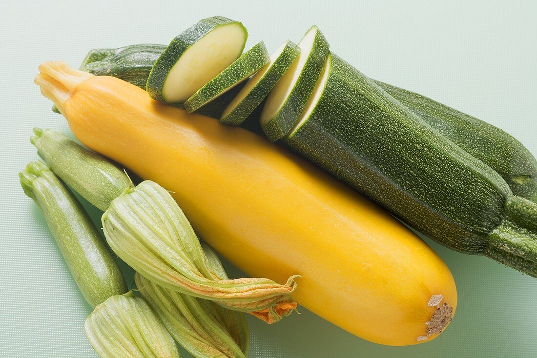 Grüne und Gelbe Zucchini mit Zucchiniblüten