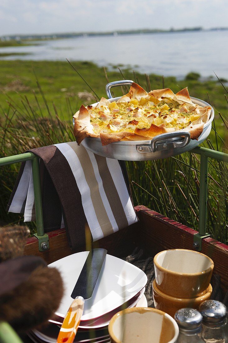 Wirsing-Quiche in einem Leiterwagen für ein Picknick