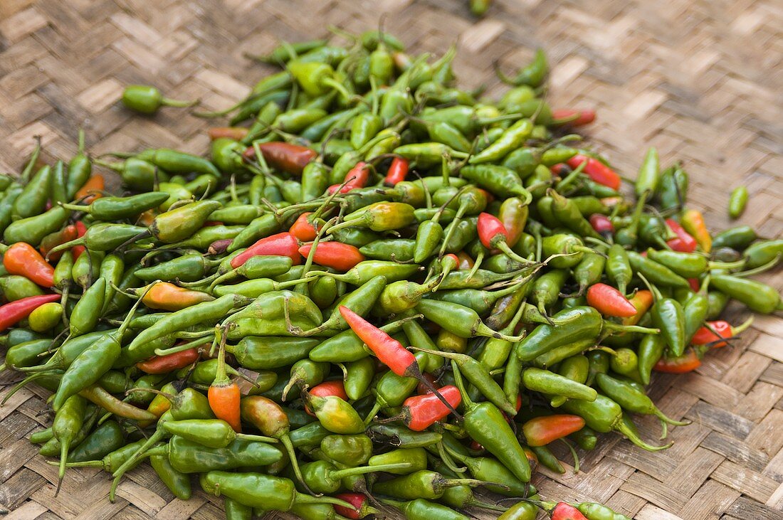 Rote und grüne Chilischoten auf einem Markt in Burma