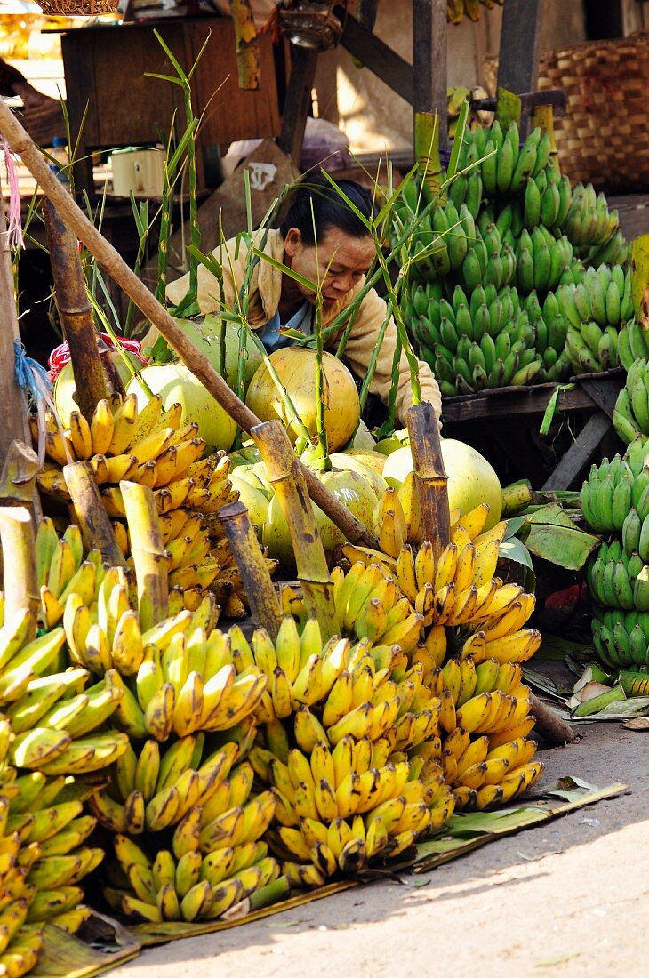 Frau an einem Bananen-Stand in Burma