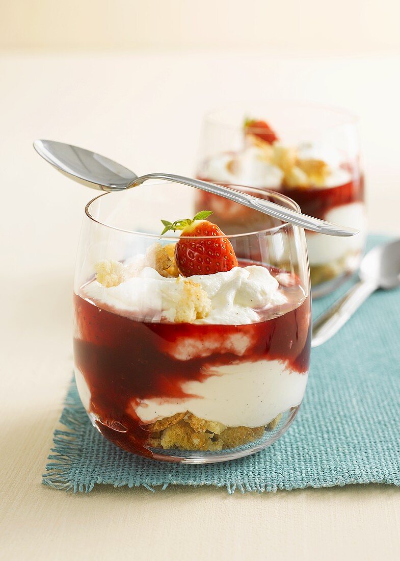 Mascarpone-Erdbeer-Trifle in zwei Gläsern