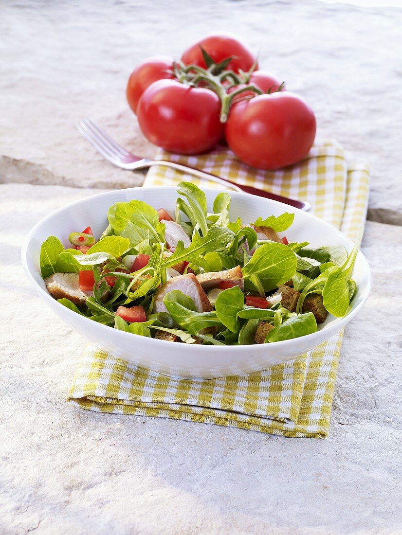 Rucola,Feldsalat mit gebratener Putenbrust, Croûtons, Tomaten