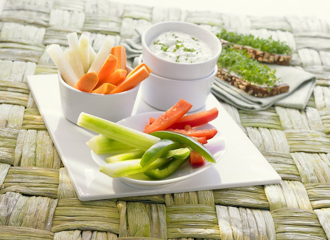 Raw vegetables with quark dip and wholemeal bread with cress