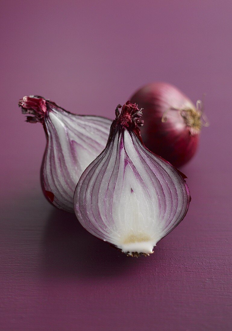 Ganze und halbierte rote Zwiebel